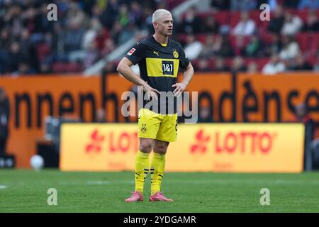 Augsburg, Deutschland. Oktober 2024. Fußball 1. Bundesliga 8. Spieltag FC Augsburg - Borussia Dortmund am 26.10.2024 in der WWK Arena Augsburg Julian Ryerson ( Dortmund ) DFL-Vorschriften verbieten jede Verwendung von Fotografien als Bildsequenzen und/oder Quasi-Video. Foto: Revierfoto Credit: ddp Media GmbH/Alamy Live News Stockfoto