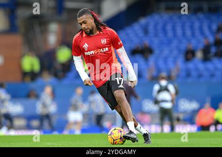 Alex Iwobi von Fulham wärmt sich vor dem Premier League-Spiel Everton gegen Fulham im Goodison Park, Liverpool, Großbritannien, 26. Oktober 2024 (Foto: Cody Froggatt/News Images) Stockfoto