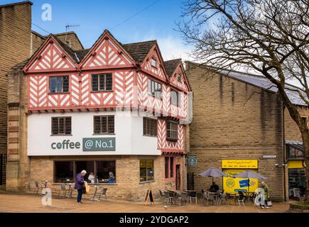 Vereinigtes Königreich, England, Yorkshire, Halifax, Town Centre, Woolshops, Café in historischem Fachwerkgebäude Stockfoto