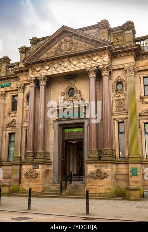 Vereinigtes Königreich, England, Yorkshire, Halifax, Town Centre, Commercial Street, Lloyds Bank in klassischem Gebäude Stockfoto