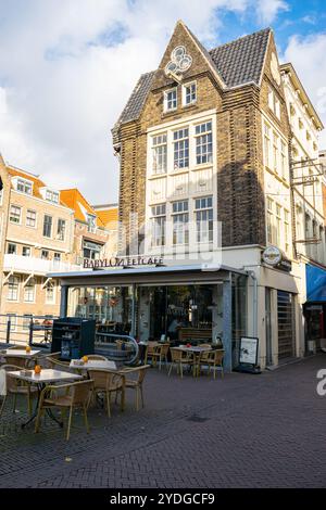 Malerisches Restaurant in einem historischen Gebäude im alten Stadtzentrum von Dordrecht, Niederlande. Stockfoto