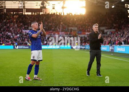 Kalvin Phillips von Ipswich Town (links) und Ipswich Town Manager Kieran McKenna applaudieren den Fans nach dem Spiel der Premier League im Gtech Community Stadium in London. Bilddatum: Samstag, 26. Oktober 2024. Stockfoto