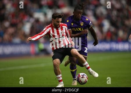 Patrick Roberts bricht während des Sky Bet Championship-Spiels zwischen Sunderland und Oxford United am 26. Oktober 2024 im Stadium of Light in Sunderland von Greg Leigh aus Oxford United ab. (Foto: Michael Driver | MI News) Credit: MI News & Sport /Alamy Live News Stockfoto