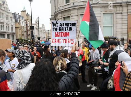 London, UK 26. Oktober 2024. Die 1000er marschierten durch die Londoner Innenstadt, um gegen den Rassismus gegen Tommy Robinson's Unite the Kingdom march und die Kundgebung in Whitehall zu protestieren. Kredit : Monica Wells/Alamy Live News Stockfoto