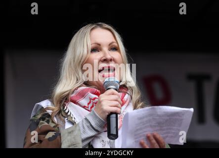 London, UK 26. Oktober 2024. Die 1000er marschierten durch die Londoner Innenstadt, um gegen den Rassismus gegen Tommy Robinson's Unite the Kingdom march und die Kundgebung in Whitehall zu protestieren. Kredit : Monica Wells/Alamy Live News Stockfoto