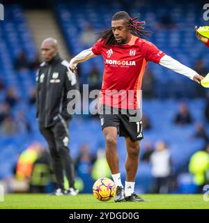 Alex Iwobi #17 von Fulham FC wärmt sich während des Premier League-Spiels zwischen Everton und Fulham im Goodison Park, Liverpool am Samstag, den 26. Oktober 2024 auf. (Foto: Mike Morese | MI News) Credit: MI News & Sport /Alamy Live News Stockfoto