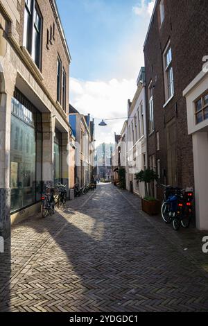 Einkaufsstraße mit Fahrrädern im alten Zentrum von Dordrecht, Niederlande. Stockfoto