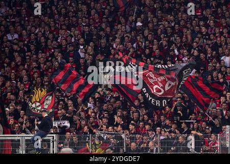 Bremen, Deutschland. Oktober 2024. BREMEN, DEUTSCHLAND - 26. OKTOBER: Fans und Fans von Bayer 04 Leverkusen vor dem 1. Bundesliga-Spiel zwischen SV Werder Bremen und Bayer 04 Leverkusen am 26. Oktober 2024 im Weserstadion in Bremen. (Foto von Andre Weening/Orange Pictures) Credit: Orange Pics BV/Alamy Live News Stockfoto