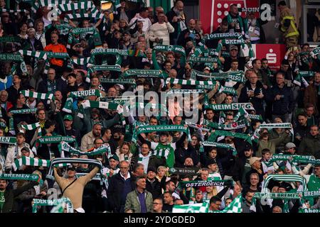 Bremen, Deutschland. Oktober 2024. BREMEN, DEUTSCHLAND - 26. OKTOBER: Fans und Fans des SV Werder Bremen vor dem 1. Bundesliga-Spiel zwischen SV Werder Bremen und Bayer 04 Leverkusen am 26. Oktober 2024 im Weserstadion in Bremen. (Foto von Andre Weening/Orange Pictures) Credit: Orange Pics BV/Alamy Live News Stockfoto