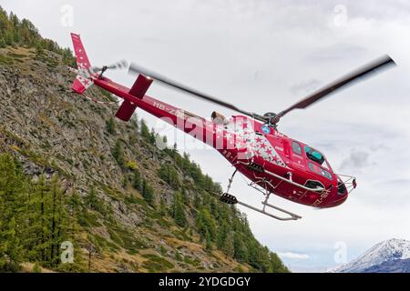 Air Zermatt in Zermatt, Wallis, Schweiz. Helikopter Ecureuil H125. Schweizer Fluggesellschaft, Helikopterrettung, Sightseeing und Transport. Stockfoto