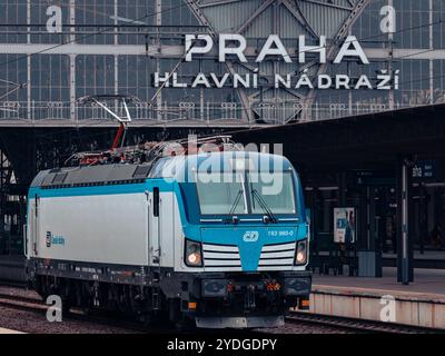 Einer der 50 tschechischen Vectrons wartet auf ein freies Signal am Prager Hauptbahnhof Stockfoto