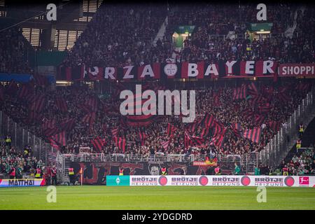 Bremen, Deutschland. Oktober 2024. BREMEN, DEUTSCHLAND - 26. OKTOBER: Fans und Fans von Bayer 04 Leverkusen vor dem 1. Bundesliga-Spiel zwischen SV Werder Bremen und Bayer 04 Leverkusen am 26. Oktober 2024 im Weserstadion in Bremen. (Foto von Andre Weening/Orange Pictures) Credit: Orange Pics BV/Alamy Live News Stockfoto