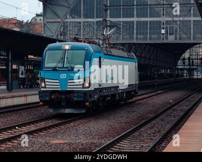 Einer der 50 tschechischen Vectrons wartet auf ein freies Signal am Prager Hauptbahnhof Stockfoto