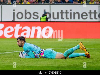 Augsburg, Deutschland. Oktober 2024. Nediljko Labrovic (Torwart, FC Augsburg, #22) hat den Ball gesichert. GER, FC Augsburg vs. BV Borussia Dortmund, Fussball, Bundesliga, 8. Spieltag, Spielzeit 2024/2025, 26.10.2024. (DIE DFL-DFB-VORSCHRIFTEN VERBIETEN DIE VERWENDUNG VON FOTOS ALS BILDSEQUENZEN UND/ODER QUASI-VIDEO). Foto: Eibner-Pressefoto/Heike feiner Credit: dpa/Alamy Live News Stockfoto