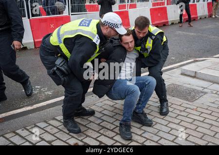 Während Anhänger des rechtsextremen Aktivisten Tommy Robinson in der Hauptstadt marschieren, versammeln sich Anti-Faschismus-Demonstranten in Whitehall und am 26. Oktober 2024 werden MET-Polizisten in London, England, verhaftet. Stockfoto