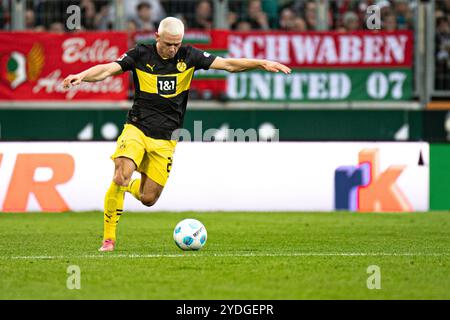 Julian Ryerson (26 Borussia Dortmund) in Aktion beim Bundesligaspiel FC Augsburg - BVB Borussia Dortmund am 26.10.2024. ***DFL- und DFB-Vorschriften verbieten die Verwendung von Fotos als Bildsequenzen und/oder Quasi-Video.** Stockfoto