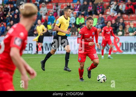 Unterhaching, Deutschland. Oktober 2024. Simon Skarlatidis (SpVgg Unterhaching, 30) mit Ball, SpVgg Unterhaching gegen FC Viktoria Köln, Fussball, 3. Liga, 12. Spieltag, Saison 2024/2025, 26.10.2024, DFL-VORSCHRIFTEN VERBIETEN DIE VERWENDUNG VON FOTOS ALS BILDSEQUENZEN, Foto: Eibner-Pressefoto/Jenni Maul Credit: dpa/Alamy Live News Stockfoto