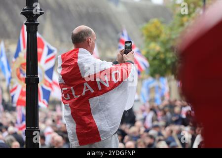 London, UK, 26. Oktober 2024. 1000 rechtsextreme Menschenmassen mit St. George's Flaggen und Union Jacks marschierten nach Whitehall. Der Organisator Tommy Robinson war beim marsch „Unite the Kingdom“ nicht anwesend, nachdem er am Freitag in Gewahrsam genommen wurde. Der Protest gegen die Regierung forderte Robinsons Freilassung und verhöhnte Keir Starmers Namen. Kredit : Monica Wells/Alamy Live News Stockfoto