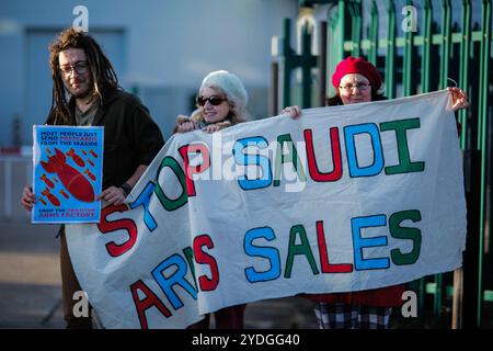 Dutzende Demonstranten und Aktivisten von Friedens- und Rüstungsorganisationen versammeln sich vor der EDO-MBM-Waffenfabrik in Brighton, um gegen die Planungserlaubnis der Stadt Brighton und der Stadt Hove zu protestieren, die Produktion von Freigabesystemen für Flugzeugwaffen an ihrem Standort in Brighton auszuweiten. Aktivisten argumentieren, dass die EDO-MBM-Fabrik Flugzeugwaffenkomponenten hergestellt und an mehrere Länder verkauft hat, darunter einige mit einer schlechten Bilanz von Menschenrechtsverletzungen. Nach Angaben von Anti-Waffen-Handelskämpfern wurden EDO-MBM-Waffenteile von der von den USA geführten Koalition DURIN verwendet Stockfoto