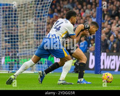 Brighton, Großbritannien. Oktober 2024. Brighton, England - 26. Oktober: Brighton & Hove Albion's Georginio Rutter (links) kämpft gegen Joao Gomes (rechts) der Wolverhampton Wanderers während des Spiels der Premier League 2024/25 zwischen Brighton und Hove Albion und Wolverhampton Wanderers im Amex Stadium am 26. Oktober 2024 in Brighton, England. (David Horton/SPP) Credit: SPP Sport Press Photo. /Alamy Live News Stockfoto