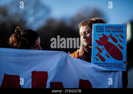 Dutzende Demonstranten und Aktivisten von Friedens- und Rüstungsorganisationen versammeln sich vor der EDO-MBM-Waffenfabrik in Brighton, um gegen die Planungserlaubnis der Stadt Brighton und der Stadt Hove zu protestieren, die Produktion von Freigabesystemen für Flugzeugwaffen an ihrem Standort in Brighton auszuweiten. Aktivisten argumentieren, dass die EDO-MBM-Fabrik Flugzeugwaffenkomponenten hergestellt und an mehrere Länder verkauft hat, darunter einige mit einer schlechten Bilanz von Menschenrechtsverletzungen. Nach Angaben von Anti-Waffen-Handelskämpfern wurden EDO-MBM-Waffenteile von der von den USA geführten Koalition DURIN verwendet Stockfoto