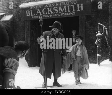 HARRY SECOMBE als Mr. Bumble und MARK LESTER als Oliver Twist in einer Szene aus OLIVER! 1968 Regisseur CAROL REED Roman CHARLES DICKENS, Musik und Texte von LIONEL BART Drehbuch VERNON HARRIS Kostümdesign PHYLLIS DALTON Produzent JOHN WOOLF Romulus Films/Warwick Film Productions/Columbia Pictures Stockfoto