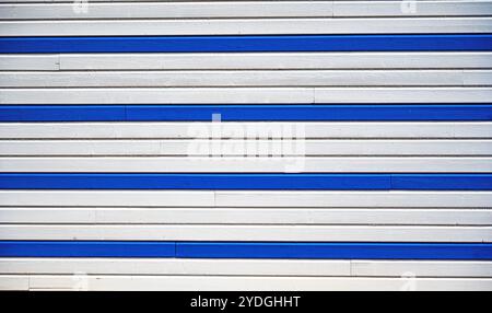 Blau-weiße Holzklapperwand Stockfoto