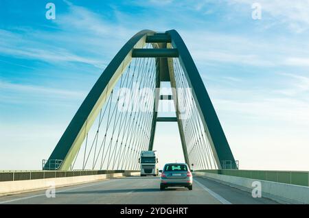 Fehmarnsundbrücke mit Verkehr über der Ostsee in Schleswig-Holstein, Deutschland - 6476 Stockfoto