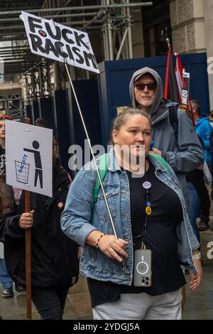 London, Großbritannien. Oktober 2024. Tausende kamen in die Regent Street, um friedlich durch London zu einer Whitehall-Kundgebung gegen die rassistische Gewalt der extremen Rechten zu marschieren, an dem Tag, als Tommy Robinson seine Anhänger dazu aufgerufen hatte, in London zu marschieren. Sie sind gekommen, um gegen Rassismus, Islamophobie und Antisemitismus zu marschieren und zu sagen, dass wir uns nicht von der extremen Rechten trennen lassen. Die Polizeibedingungen hielten die beiden Märsche weit auseinander. Peter Marshall/Alamy Live News Stockfoto