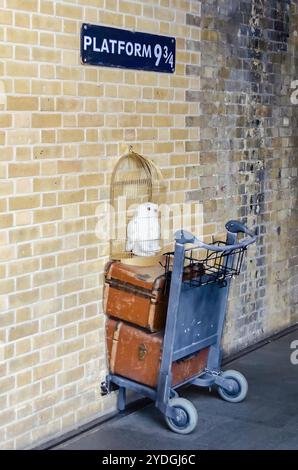 LONDON – MAI 31: Kings Cross Station Wall besuchte Fans von Harry Potter, um Schilder für Bahnsteig neun und drei Viertel mit Trolley zu fotografieren Stockfoto