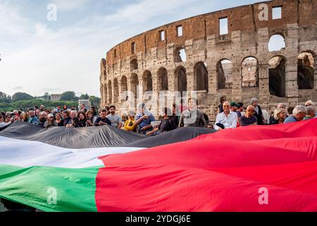 Rom, Rm, Italien. Oktober 2024. Tausende nehmen an dem marsch durch die Straßen Roms Teil, um ein Ende aller Kriege zu fordern. (Kreditbild: © Marco Di Gianvito/ZUMA Press Wire) NUR REDAKTIONELLE VERWENDUNG! Nicht für kommerzielle ZWECKE! Stockfoto