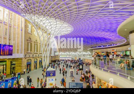 LONDON - MAI 31: Haupthalle des Kings Cross-Bahnhofs in London, 31. Mai 2015. Es ist einer der Hauptbahnhöfe der Stadt, die moderne Renovierung war d Stockfoto