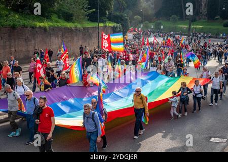 Rom, Rm, Italien. Oktober 2024. Tausende nehmen an dem marsch durch die Straßen Roms Teil, um ein Ende aller Kriege zu fordern. (Kreditbild: © Marco Di Gianvito/ZUMA Press Wire) NUR REDAKTIONELLE VERWENDUNG! Nicht für kommerzielle ZWECKE! Stockfoto