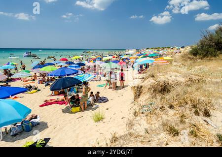 PESCOLUSE, ITALIEN - 5. AUGUST: Menschen, die einen schönen Tag am Strand in Pescoluse, Apulien, Italien, 5. August 2015 genießen. Aka die Malediven von Salento Stockfoto