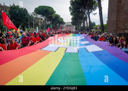 Rom, Rm, Italien. Oktober 2024. Tausende nehmen an dem marsch durch die Straßen Roms Teil, um ein Ende aller Kriege zu fordern. (Kreditbild: © Marco Di Gianvito/ZUMA Press Wire) NUR REDAKTIONELLE VERWENDUNG! Nicht für kommerzielle ZWECKE! Stockfoto