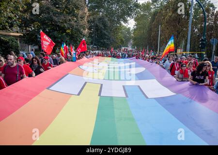 Rom, Rm, Italien. Oktober 2024. Tausende nehmen an dem marsch durch die Straßen Roms Teil, um ein Ende aller Kriege zu fordern. (Kreditbild: © Marco Di Gianvito/ZUMA Press Wire) NUR REDAKTIONELLE VERWENDUNG! Nicht für kommerzielle ZWECKE! Stockfoto