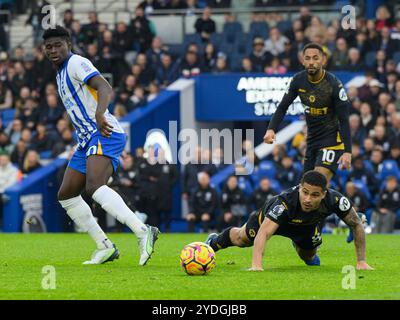 Brighton, Großbritannien. Oktober 2024. Brighton, England – 26. Oktober: Joao Gomes der Wolverhampton Wanderers (rechts) wird am 26. Oktober 2024 im Amex Stadium in Brighton und Hove Albion (links) im Premier League-Spiel 2024/25 zwischen Brighton und Hove Albion gegen Wolverhampton Wanderers im Amex Stadium angegriffen. (David Horton/SPP) Credit: SPP Sport Press Photo. /Alamy Live News Stockfoto