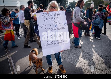 Rom, Rm, Italien. Oktober 2024. Tausende nehmen an dem marsch durch die Straßen Roms Teil, um ein Ende aller Kriege zu fordern. (Kreditbild: © Marco Di Gianvito/ZUMA Press Wire) NUR REDAKTIONELLE VERWENDUNG! Nicht für kommerzielle ZWECKE! Stockfoto