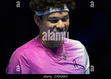 St. Jakobshalle, Basel, Schweiz. Oktober 2024. ATP 500 Swiss Indoors Basel Tennis, Tag 6; Arthur Fils (FRA) im Kampf gegen Ben Shelton (USA) im Halbfinale Credit: Action Plus Sports/Alamy Live News Stockfoto