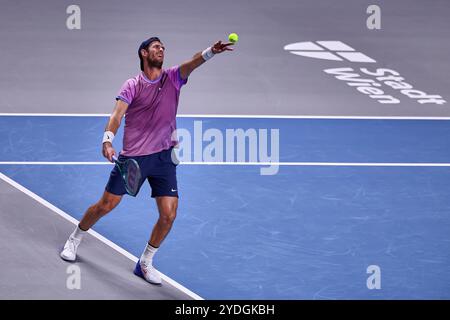 Wien, Wien, Österreich. Oktober 2024. Karen Khachanov, dienen während der ersten Bank Open - ATP500, Herren Tennis (Foto: © Mathias Schulz/ZUMA Press Wire) NUR REDAKTIONELLE VERWENDUNG! Nicht für kommerzielle ZWECKE! Stockfoto