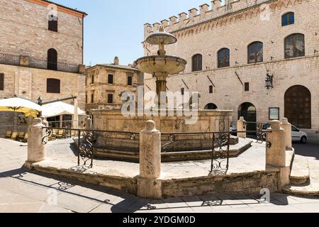 Stadtarchitektur der Straßen von Assisi, Provinz Perugia, Umbrien, Italien. Stockfoto