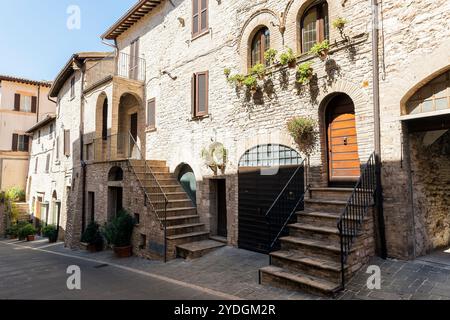 Stadtarchitektur der Straßen von Assisi, Provinz Perugia, Umbrien, Italien. Stockfoto