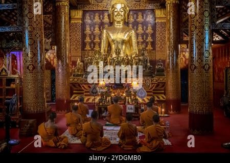 Abendgebete im Wat Choum Khong Sourin Tharame, Luang Prabang, Laos. September 2023 Stockfoto