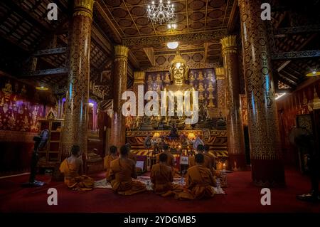 Abendgebete im Wat Choum Khong Sourin Tharame, Luang Prabang, Laos. September 2023 Stockfoto