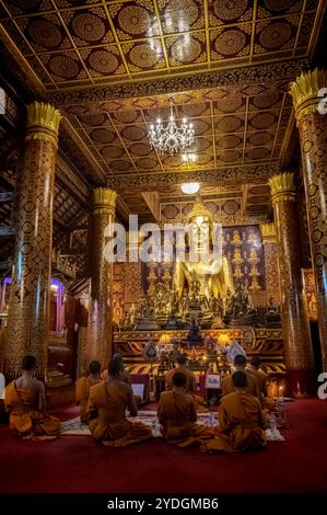 Abendgebete im Wat Choum Khong Sourin Tharame, Luang Prabang, Laos. September 2023 Stockfoto