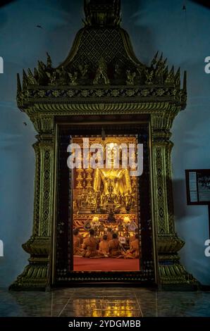 Abendgebete im Wat Choum Khong Sourin Tharame, Luang Prabang, Laos. September 2023 Stockfoto