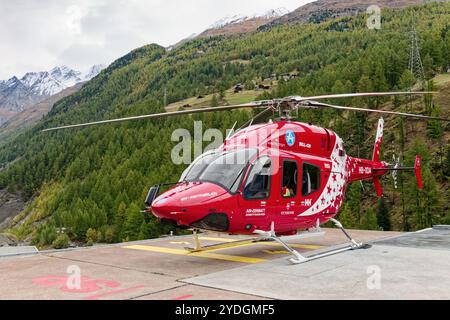 Air Zermatt in Zermatt, Wallis, Schweiz. Helikopter Bell 429 am Zermatt Helipad. Schweizer Fluggesellschaft, Helikopterrettung, Sightseeing und Transport. Stockfoto