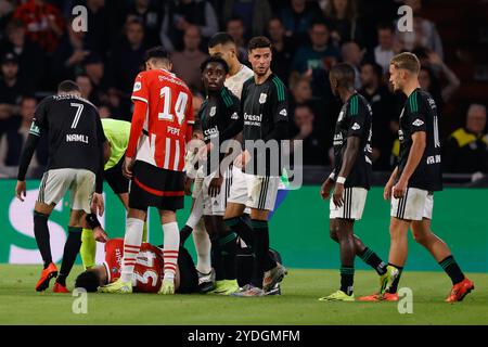 Eindhoven, Niederlande. Oktober 2024. EINDHOVEN, 26.10.2024, Philips Stadium, Football, Dutch eredivisie, Staffel 2024/2025, Verletzung des PSV-Spielers Ismael Saibari während des Spiels PSV - PEC Zwolle. Beschreibung: Pro Shots/Alamy Live News Stockfoto