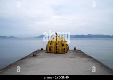 Yayoi Kusamas Kürbisskulptur auf der Insel Naoshima in Japan Stockfoto