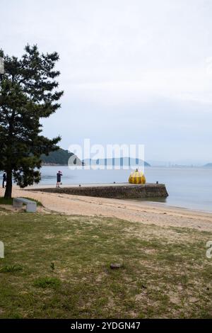 Yayoi Kusamas Kürbisskulptur auf der Insel Naoshima in Japan Stockfoto